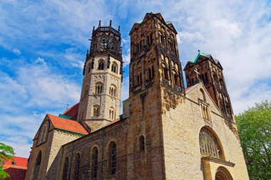 Muenster, Almanya 'daki ünlü St. Ludgeri Katolik Kilisesi mavi gökyüzüne karşı