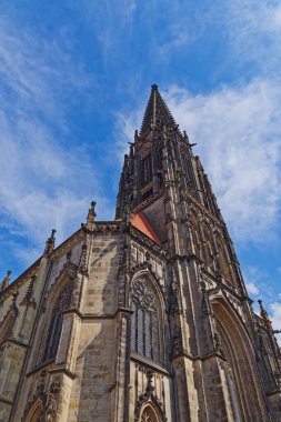 St. Lambert Kilisesi mavi gökyüzüne karşı. Muenster, Almanya