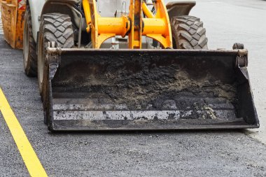 Yol yapımında buldozer kepçesini kapat. Muenster, Almanya