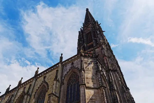 St. Lambert Kilisesi mavi gökyüzüne karşı. Muenster, Almanya