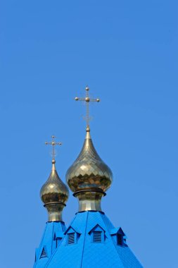 Açık mavi gökyüzüne karşı Rus Ortodoks Kilisesi 'nin mavi çatıları. Rusya 'daki Komsomolsk-on-Amur Katedrali Kazan Hanımefendimizin Katedrali