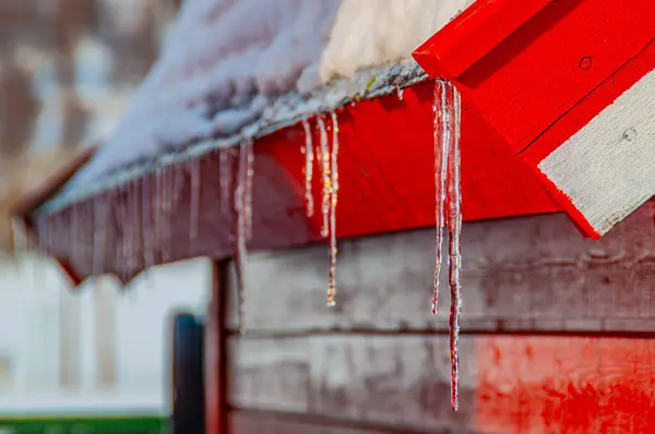 Kış arka plan üzerinde ahşap ev