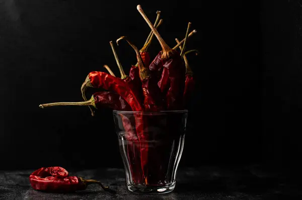 Koyu bir arka planda taze kırmızı biber. yüksek kaliteli fotoğraf