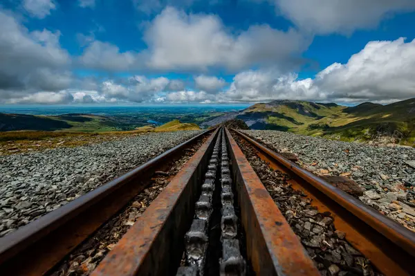 Demiryolu rayları ve yol