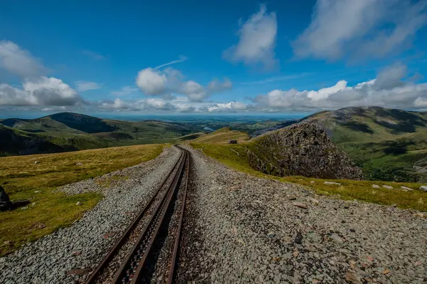 Dağları ve bulutları olan güzel bir manzara