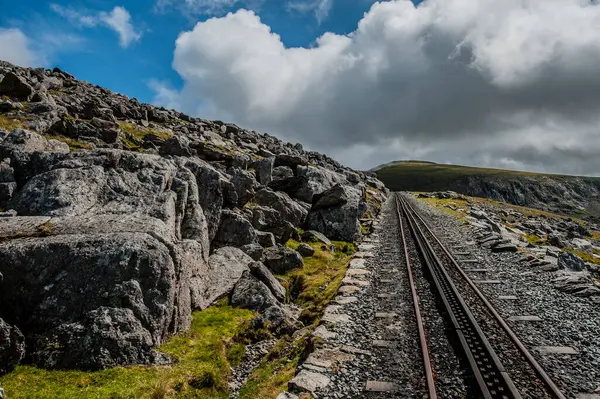Arkasında bir dağ olan güzel bir manzara.