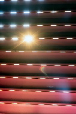 Evin kör bir köşesinde bir güneş ışığı parlıyor.