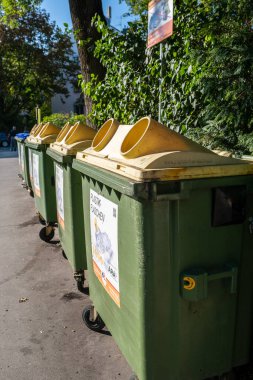 Vienna, AUSTRIA 14 AĞUSTUSTOS, 2019 Sokakta geri dönüşüm için çöp bidonları