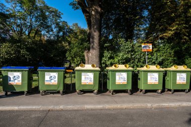 Vienna, AUSTRIA 14 AĞUSTUSTOS, 2019 Sokakta geri dönüşüm için çöp bidonları