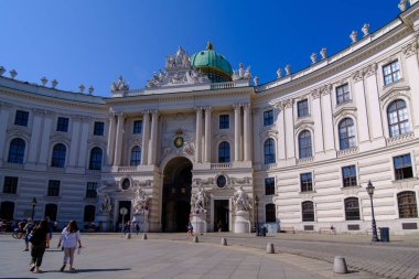VİENNA, AUSTRIA AĞUSTRU 15 Ağustos 2019: Hofburg Habsburg Hanedanı 'nın eski başlıca imparatorluk sarayıdır ve bugün Avusturya Cumhurbaşkanı' nın resmi ikamet ve işyeri olarak hizmet vermektedir. St. Michael 'ın Kanadı