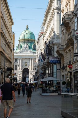 VİYANA, AVUSTRIA 15 AĞUSTRU 2019: Kohlmarkt Caddesi 'nin altındaki Hofburg İmparatorluk Sarayı manzarası,