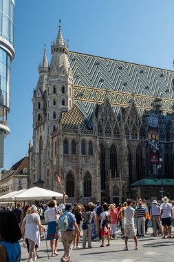 VİANNA, AUSTRIA - 15 Ağustos 2019: St. Stephen Katedrali, Süslü kulesi, yeraltı mezarları ve hazine müzesi olan Katolik ibadethanesi