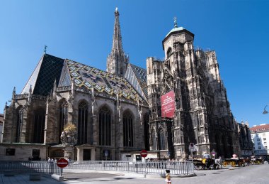 Viyana, AVUSTRIA 15 Ağustos 2019, St. Stephen Katedrali. Güney kulesi ve daha kısa kuzey kulesi, çatı kiremitleri mozaiğiyle birlikte..