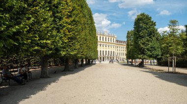 Vienna, AUSTRIA - 15 Ağustos 2019: Schnbrunn Sarayı Habsburg hükümdarlarının ana yazlık ikametgahıydı.