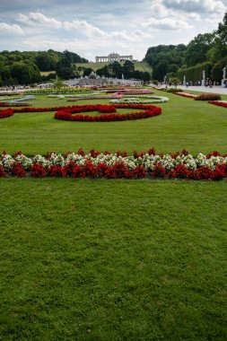 Vienna, AUSTRIA 15 Ağustos 2019 Schnbrunn Sarayı. Gloriette, Neptün Çeşmesi ve Büyük Parterre