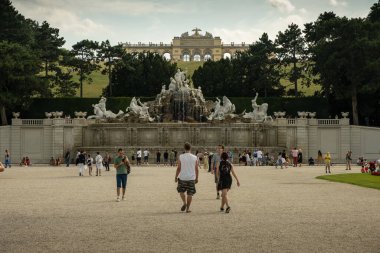 Vienna, AUSTRIA 15 Ağustos 2019: Schnbrunn Sarayı Habsburg hükümdarlarının ana yazlık yeriydi. Neptün Çeşmesi