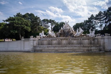 Vienna, AUSTRIA 15 Ağustos 2019: Schnbrunn Sarayı Habsburg hükümdarlarının ana yazlık yeriydi. Neptün Çeşmesi
