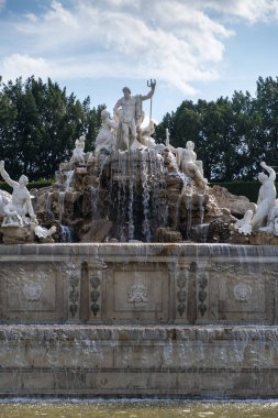 Vienna, AUSTRIA 15 Ağustos 2019: Schnbrunn Sarayı Habsburg hükümdarlarının ana yazlık yeriydi. Neptün Çeşmesi