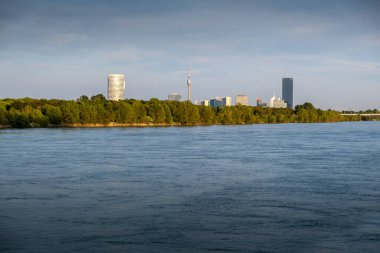 VIENNA, AUSTRIA - 15 Ağustos 2019: Tuna Nehri ve Donaustadt gökdelenleri Viyana 'da gün batımında