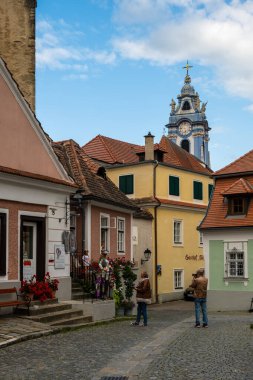 DURNSTEIN, AUSTRIA - 16 Ağustos 2019: Durnstein, Krems-Land bölgesinde Tuna Nehri üzerinde bulunan küçük bir kasabadır. 