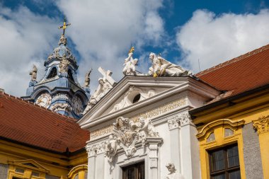 DURNSTEIN, AUSTRIA - 16 Ağustos 2019: Durnstein, Krems-Land bölgesinde Tuna Nehri üzerinde küçük bir kasaba. Manastıra giriş