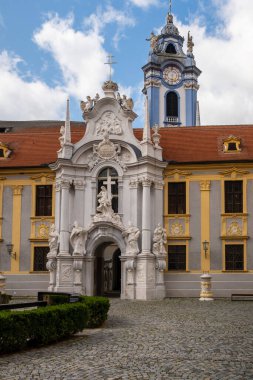 DURNSTEIN, AUSTRIA AĞUSTRust 16, 2019: Durnstein, Krem-Land bölgesinde Tuna Nehri üzerinde küçük bir kasabadır. Manastırın iç avlusu.