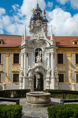 DURNSTEIN, AUSTRIA AĞUSTRust 16, 2019: Durnstein, Krem-Land bölgesinde Tuna Nehri üzerinde küçük bir kasabadır. Manastırın iç avlusu.