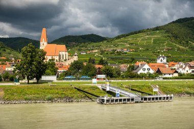 Der WACHAU, AUSTRIA 16 AĞUSTRU: 16, 2019 Danub nehrinin kıyısında güzel küçük bir kasaba