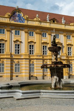MELK, AUSTRIA - 16 AĞUSTOS 2019: Tarihi Melk Abbey, giriş avlusu