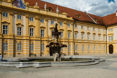 MELK, AUSTRIA - 16 AĞUSTOS 2019: Tarihi Melk Abbey, giriş avlusu