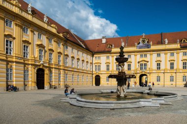 MELK, AUSTRIA - 16 AĞUSTOS 2019: Tarihi Melk Abbey, giriş avlusu