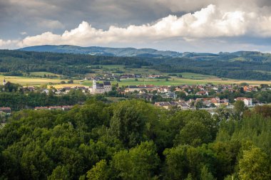 MELK, AUSTRIA - 16 AĞUSTRust 2019: Aşağı Avusturya 'daki Melk Manastırı' ndan manzara