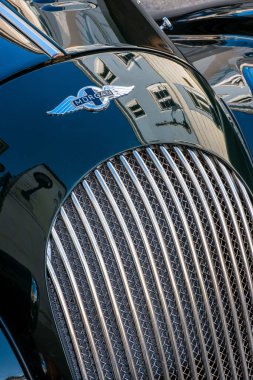 MELK, AUSTRIA 16 AĞUSTOS 2019: eski spor araba Morga 'nın amblem ve radyatör ızgarası