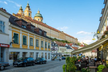 MELK, AUSTRIA - 16 AĞUSTRust 2019: Melk kasabasındaki tarihi Melk Manastırı gün batımında