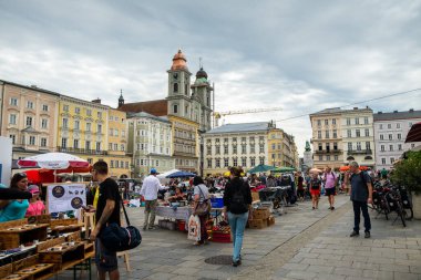 LINZ, AUSTRIA - 17 Ağustos 2019: Ana meydanda kalabalık sokak pazarı
