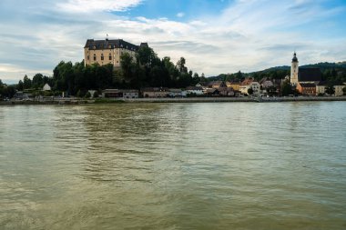 GREIN, AUSTRIA - 17 Ağustos 2018: Tuna, Avustralya kıyısındaki Grein köyü