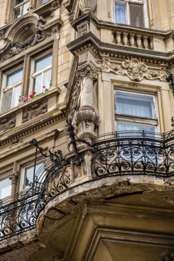 BRATISLAVA, SLOVAKIA - 18 Ağustos 2019: Panska Caddesi 'ndeki eski bir binanın balkonu