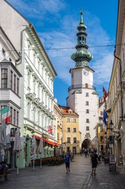 BRATISLAVA, SLOVAKIA - 18 AĞUSTOS 2019: Michalska Caddesi, arka planda Michael 'ın Kapısı