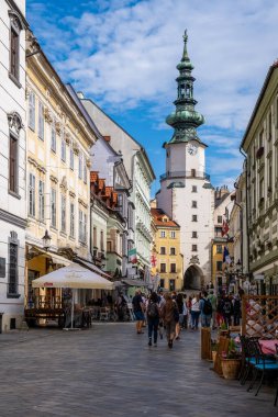 BRATISLAVA, SLOVAKIA - 18 AĞUSTOS 2019: Michalska Caddesi, arka planda Michael 'ın Kapısı