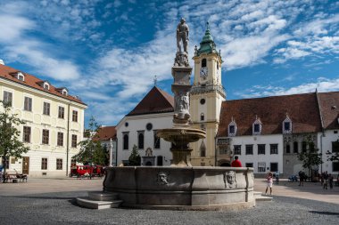 BRATISLAVA, SLOVAKIA - 18 Ağustos 2019: Eski Belediye Binası 14. yüzyıldan kalma bir bina kompleksi. Ülkedeki en eski belediye binasıdır.