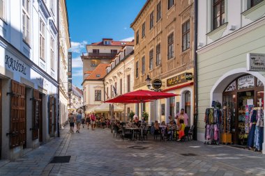 BRATISLAVA, SLOVAKIA - 18 AĞUSTOS 2019: Güneşli bir yaz sabahı orta Panska caddesinde yayalar