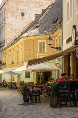 BRATISLAVA, SLOVAKIA - 18 Ağustos 2019: Zelena caddesindeki bar ve restoranların terasları