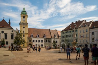 BRATISLAVA, SLOVAKIA - 18 Ağustos 2019: Eski Belediye Binası 14. yüzyıldan kalma bir bina kompleksi. Ülkedeki en eski belediye binasıdır.