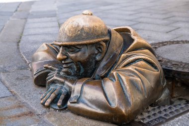 BRATISLAVA, SLOVAKIA - 18 AĞUSTOS 2019: Eski Kasaba 'daki bir ikon İş Heykeli' dir. en üstteki görünüm