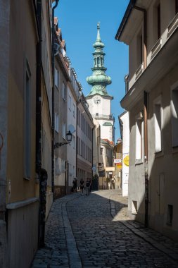 BRATISLAVA, SLOVAKIA - 18 Ağustos 2019: Bastova Caddesi 'nin sonundaki Michael' ın Kapısı,