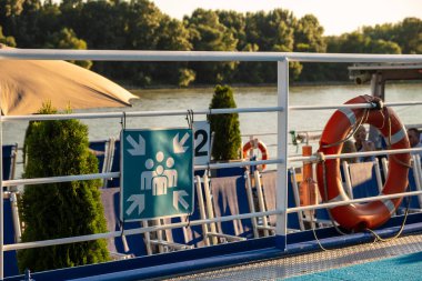 Bir gemide yeşil buluşma noktası ya da buluşma işareti