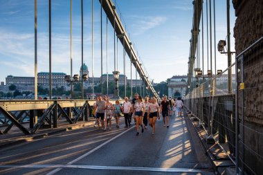 BUDAPEST, HUNGARY - 19 Ağustos 2019: Ulusal bayram arifesinde Zincir Köprüsü araba trafiğine kapatılır ve yaya geçidi haline gelir.