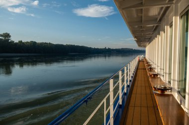 Macaristan 'daki Tuna Nehri' nde şafak vakti bir gemiden görülen bir viraj.