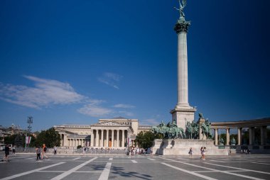 BUDAPEST, HUNGARY - 19 Ağustos 2019: Budapeşte, Macaristan 'daki Kahramanlar Meydanı' nda Turistler