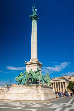 BUDAPEST, HUNGARY - 19 Ağustos 2019: Budapeşte, Macaristan 'daki Kahramanlar Meydanı' nda Turistler